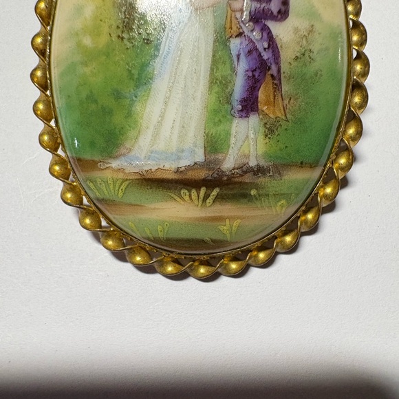 Approx 2” Resin Cameo Brooch Gold Tone Oval Vintage Estate Piece - Picture 5 of 9